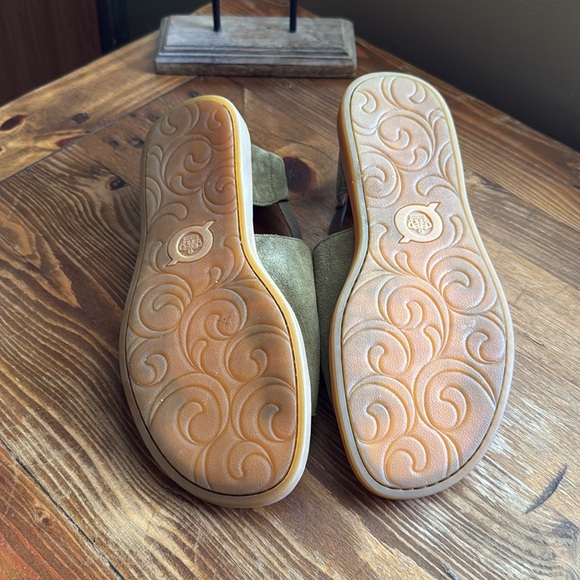 NWOB "Cove Modern" Green Suede Stylish Born Open-Toe Sandals Size 8 - Picture 2 of 4